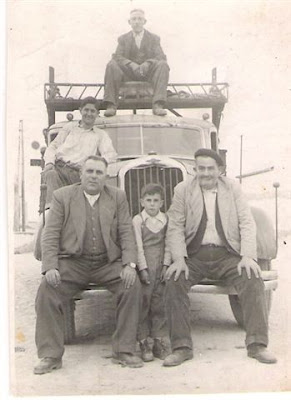Fotografía histórica de la actividad familiar de carboneo